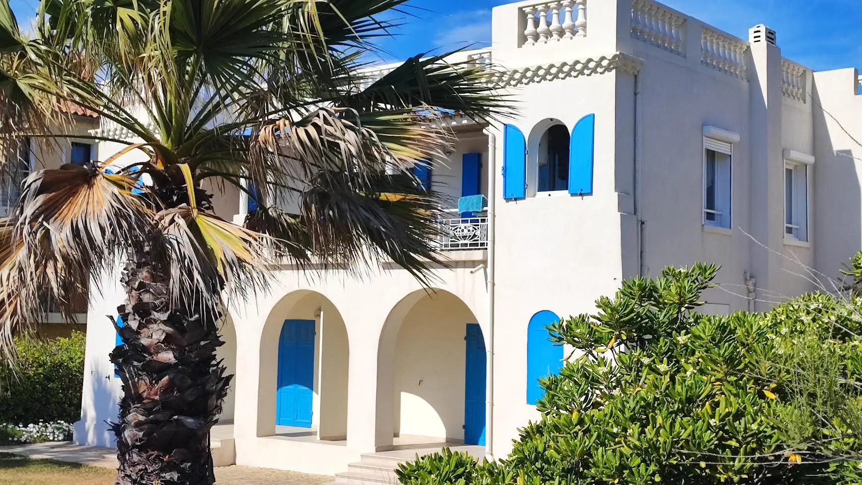 Travaux sur échafaudage pour restauration de murs