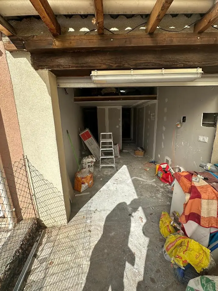 Douche à l'italienne aménagée avec revêtement mural élégant