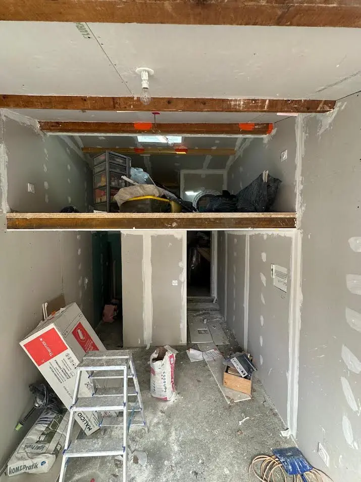 Détails du carrelage de la douche moderne