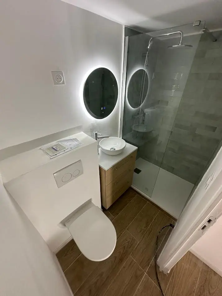 Vue d'ensemble de la nouvelle salle de bain aménagée dans le garage à Gardanne