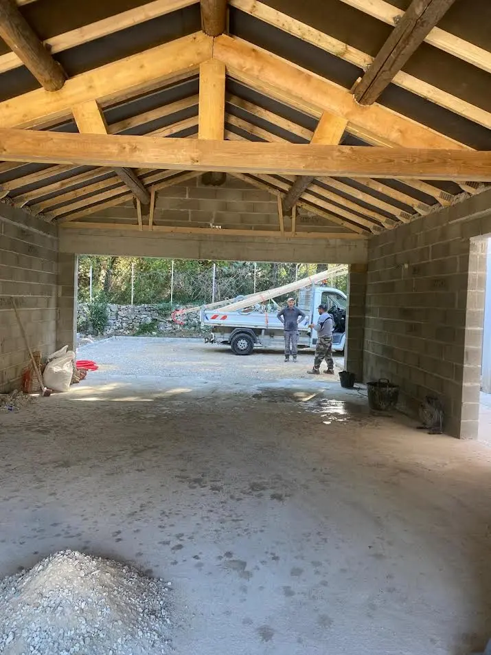 Coulage de la dalle en béton pour les fondations