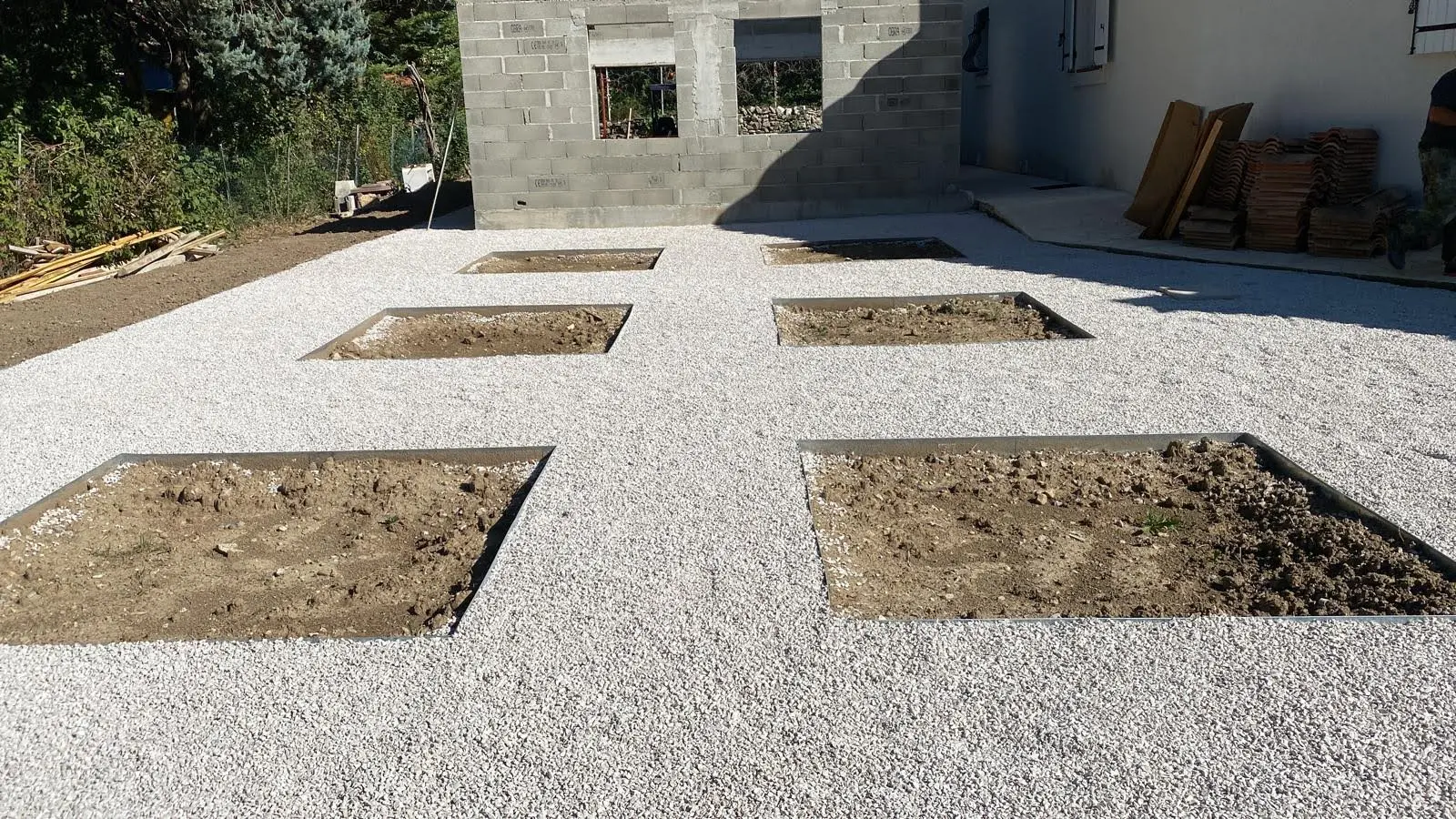 Application de l'enduit extérieur sur le nouveau bâtiment