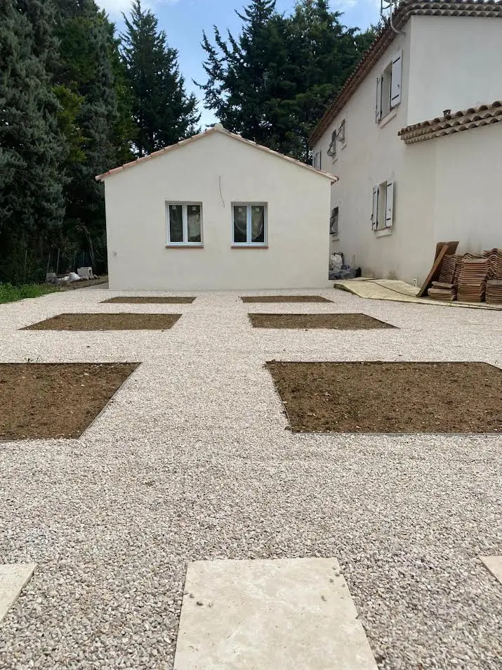 Aménagement paysager et allée autour du garage