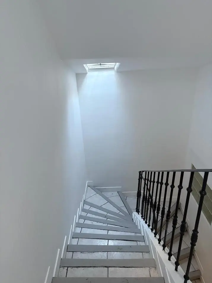 Pose de parquets et finitions peintures haut de gamme dans une villa