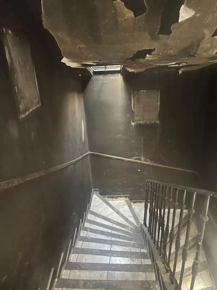 Dégâts structurels suite à l'incendie nécessitant un étaiement