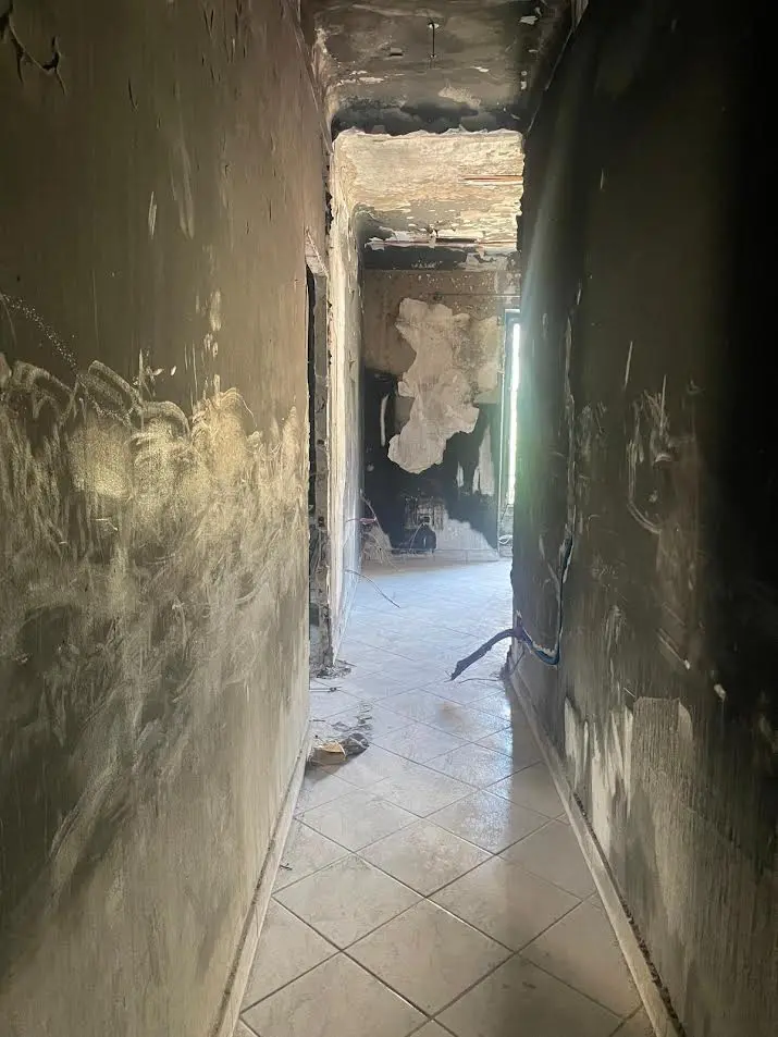 Intérieur de l'appartement calciné avant décontamination