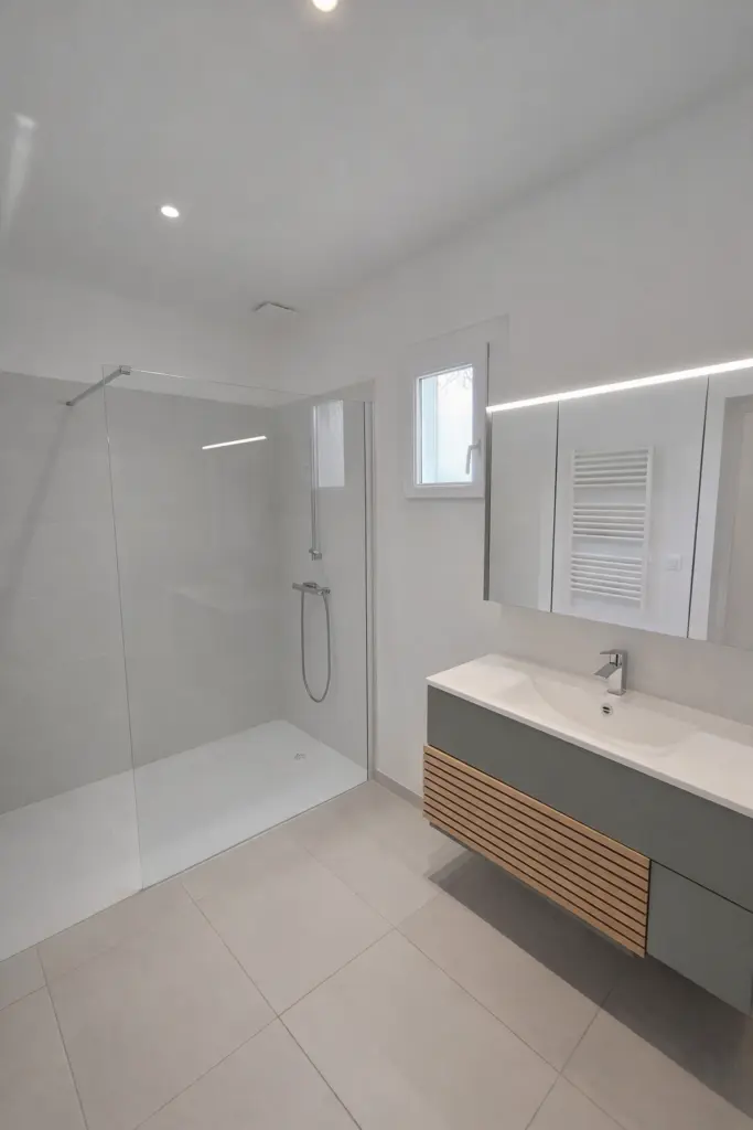 Nouvelle salle de bain moderne avec douche à l'italienne