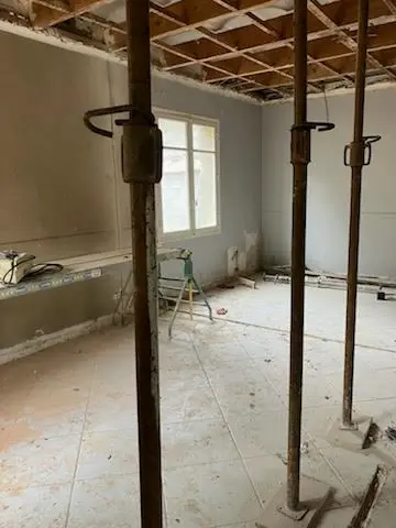 Chantier de maçonnerie en cours avec étais métalliques