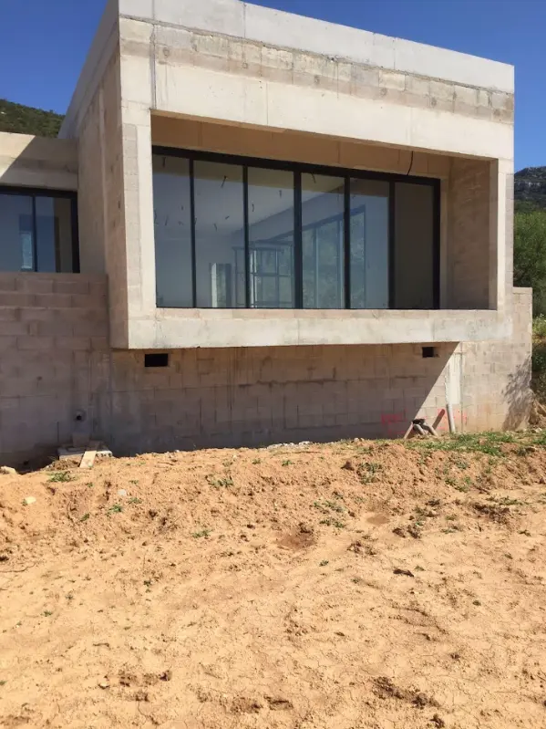 Grandes baies vitrées aluminium encastrées dans la maçonnerie