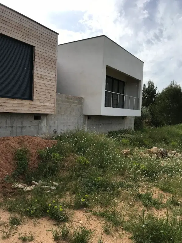 Façade avec bardage bois et menuiseries foncées