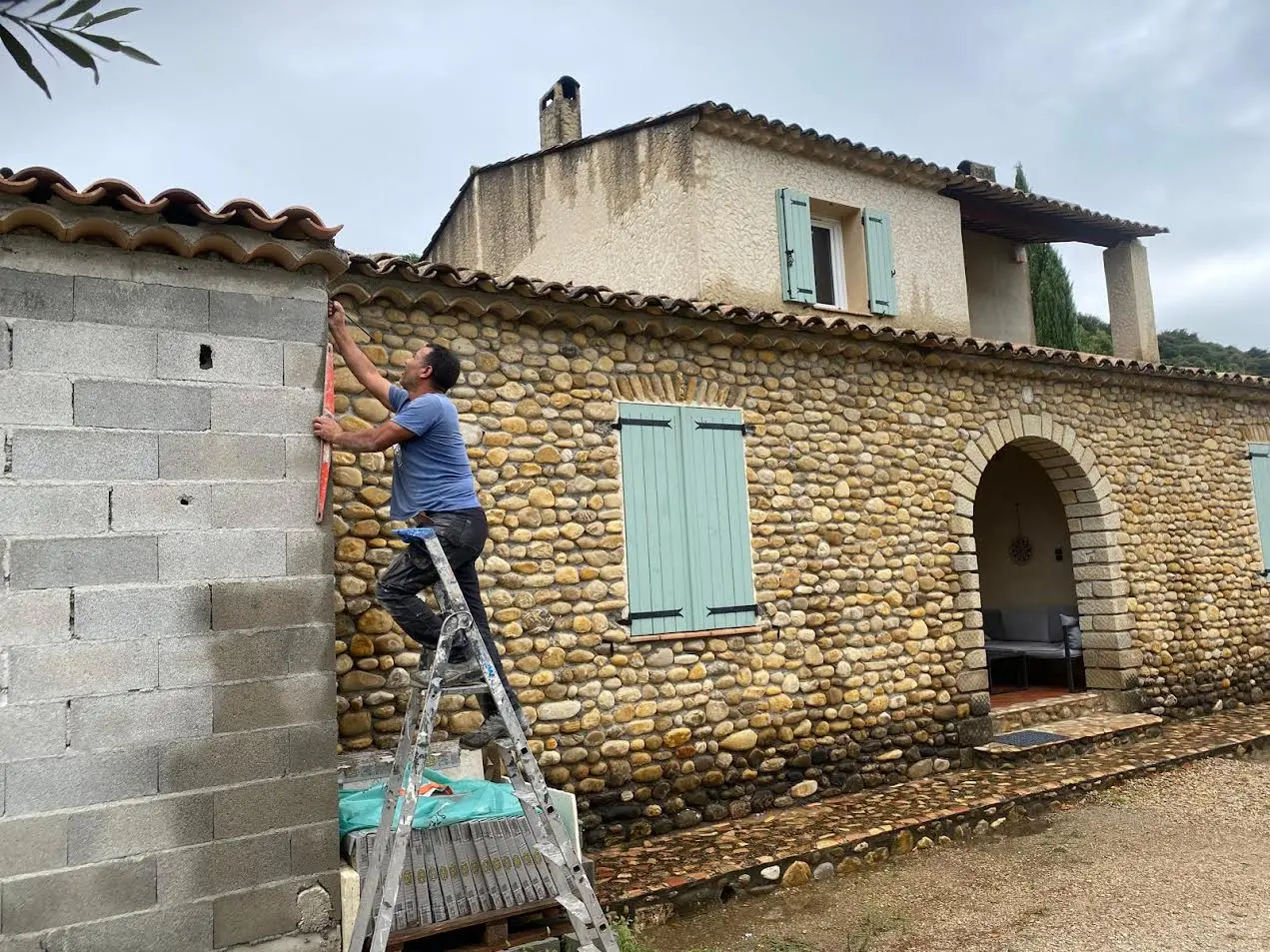 Restauration d'un mas provençal en pierre dans le Vaucluse
