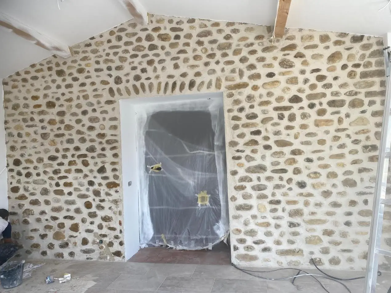 Intégration d'une extension en pierre sur un mas historique à Gordes