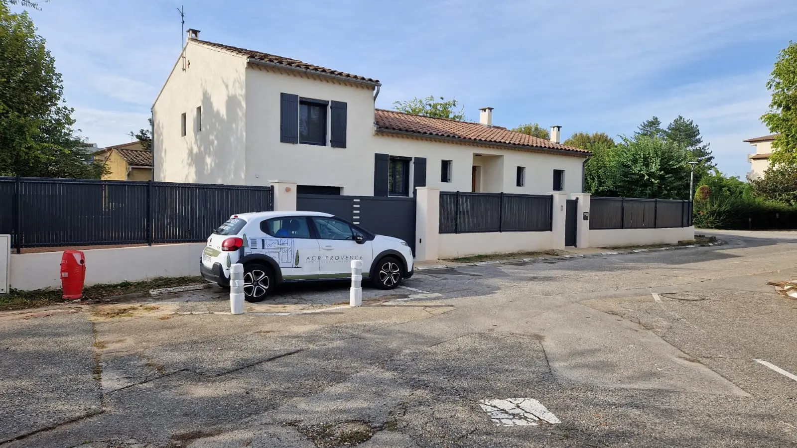 Extension maison moderne avec aménagement extérieur