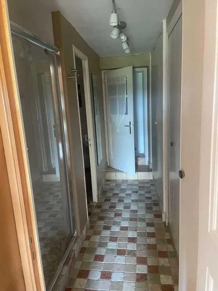 Couloir rénové conservant le charme de l'ancien