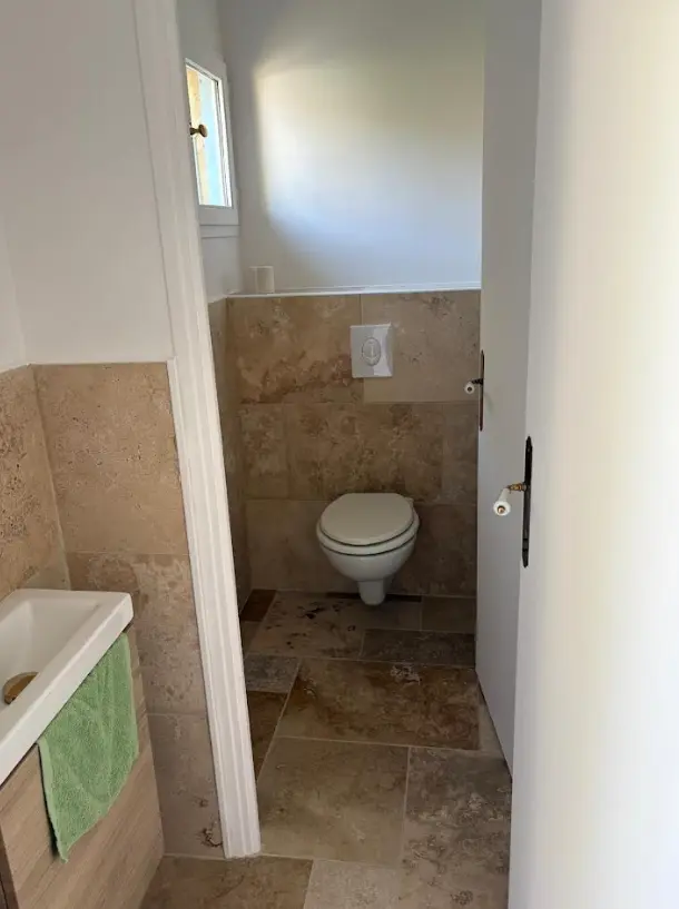 Création d'une salle de bain moderne avec douche à l'italienne et robinetterie noire