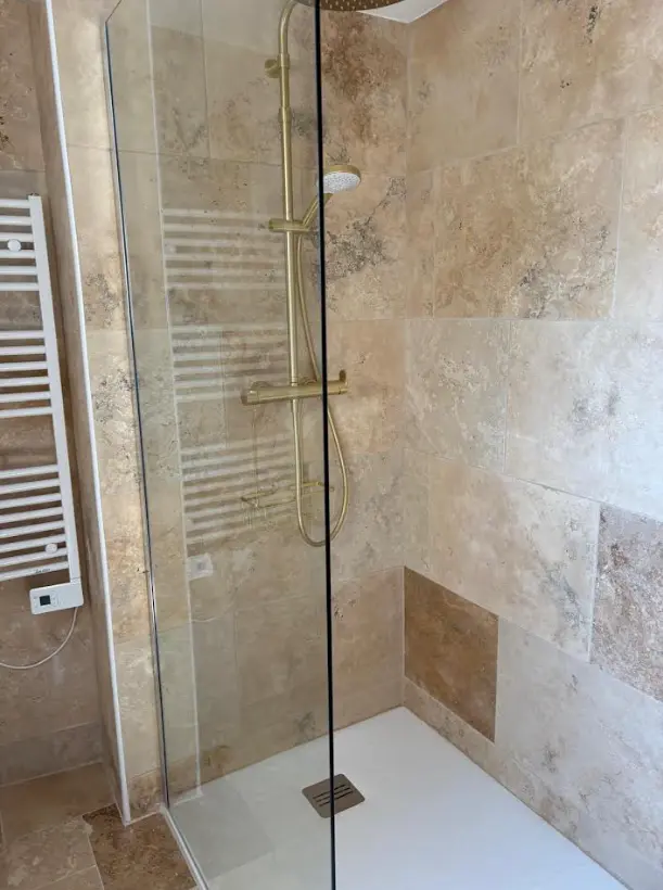 Nouvelle salle de bain moderne avec douche à l'italienne