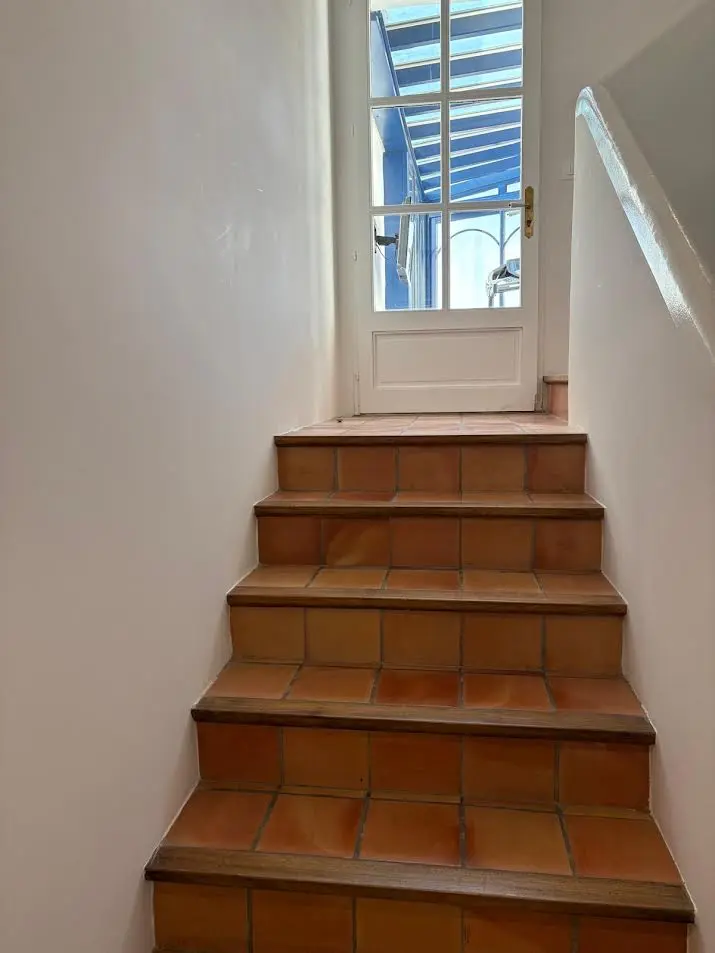 Rénovation de la cage d'escalier et des murs en pierre