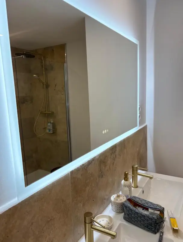 Nouvel espace lavabo après rénovation complète