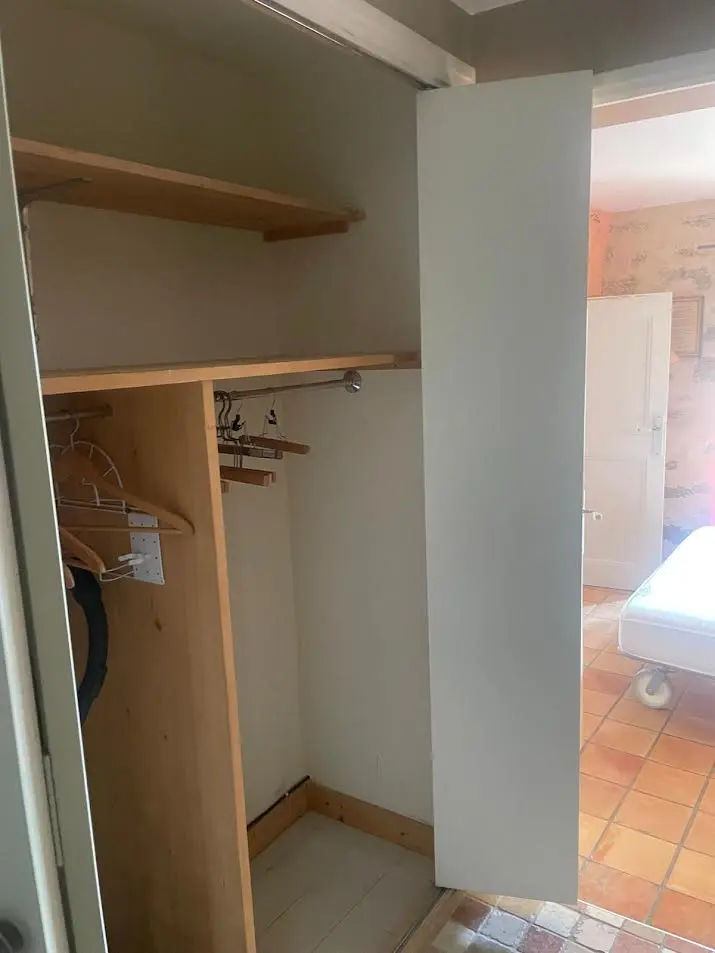 Création de rangements et bibliothèque intégrée