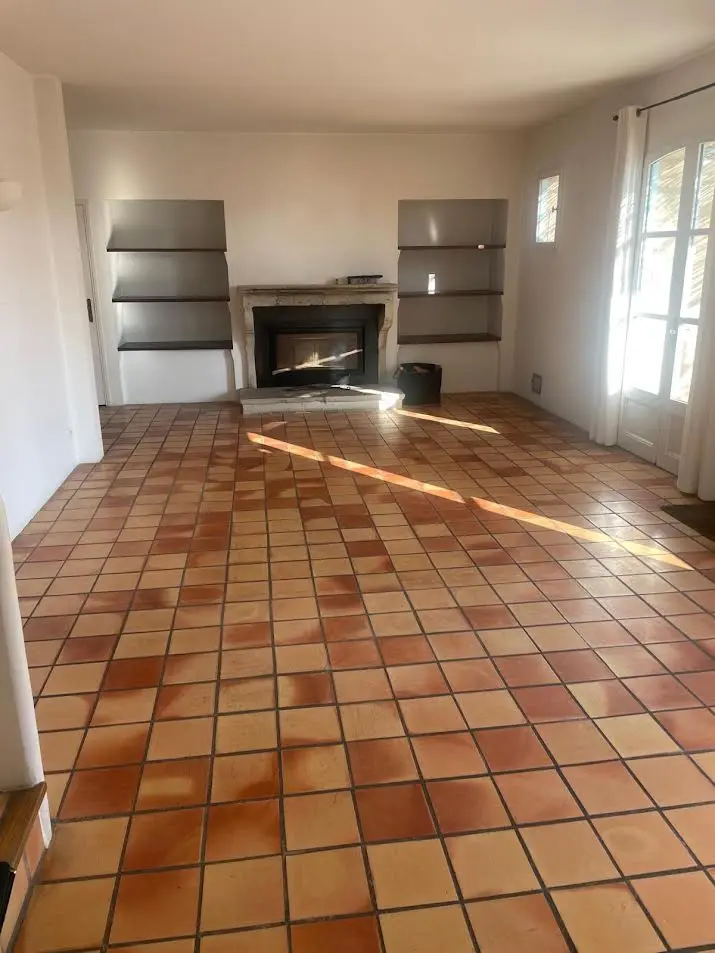 Pose de carrelage au sol lors d'une rénovation de maison