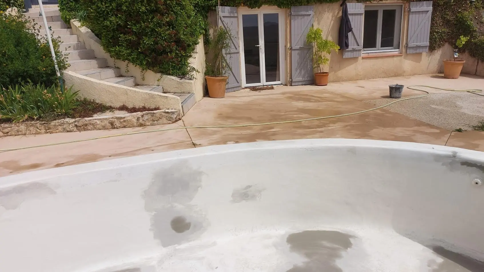 Préparation de la structure béton et reprise des maçonneries avant rénovation de la piscine à Aix-en-Provence