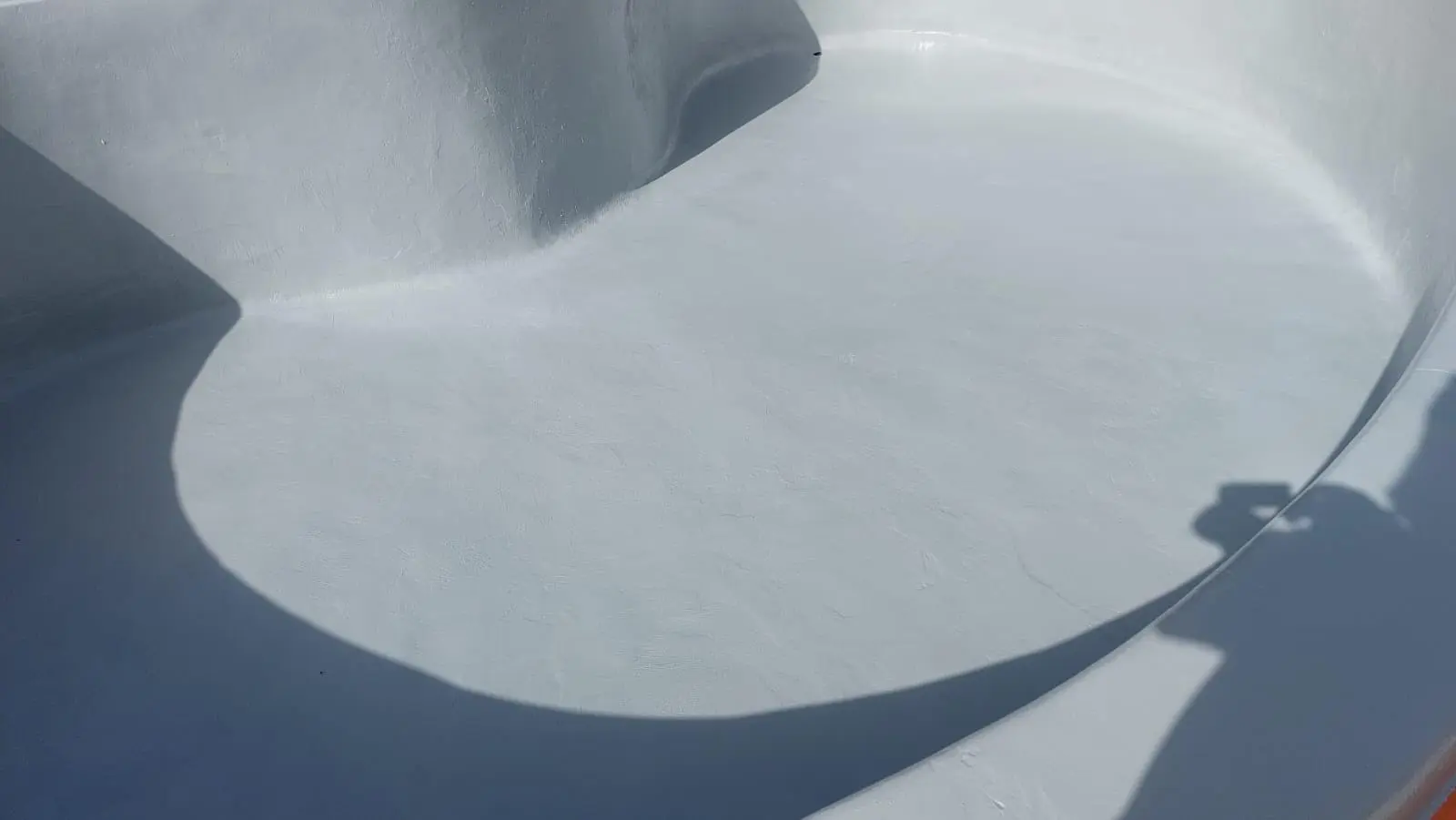 Aménagement d'une plage de piscine en béton et travertin