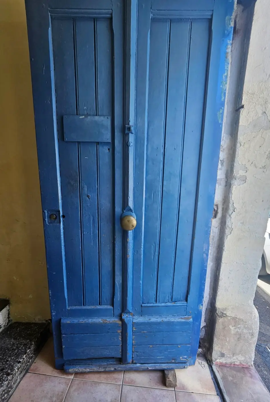 Porte de hall en bois bleu avant restauration