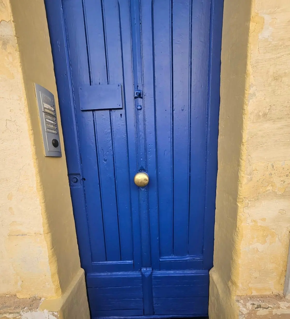 Restauration d'une porte ancienne et cloison refaite à Marseille