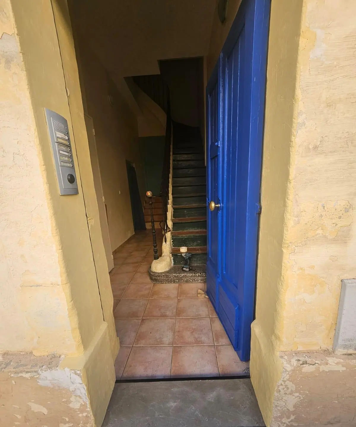 Vue de l'extérieur du hall d'entrée rénové