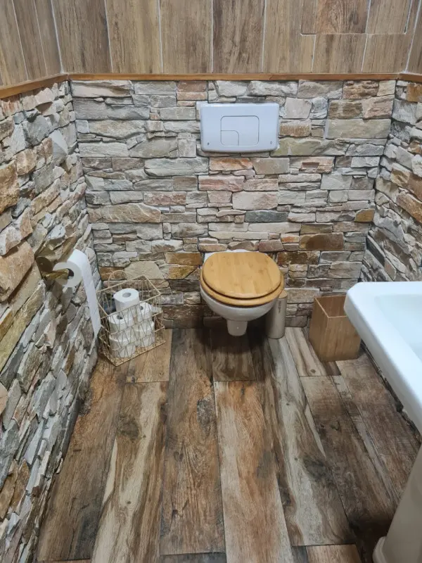 WC suspendu avec abattant bois et carrelage effet parquet - Aménagement toilettes Marseille