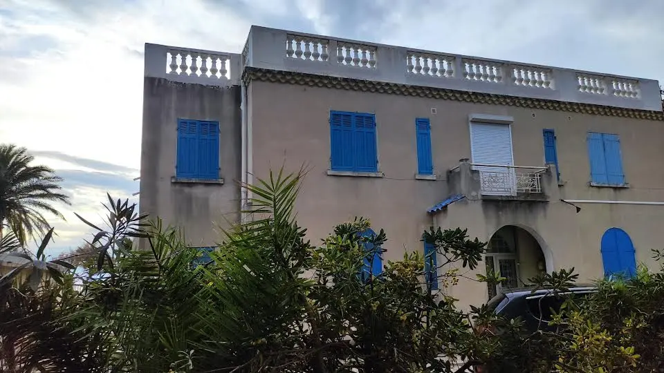 Montage des échafaudages sur la villa château