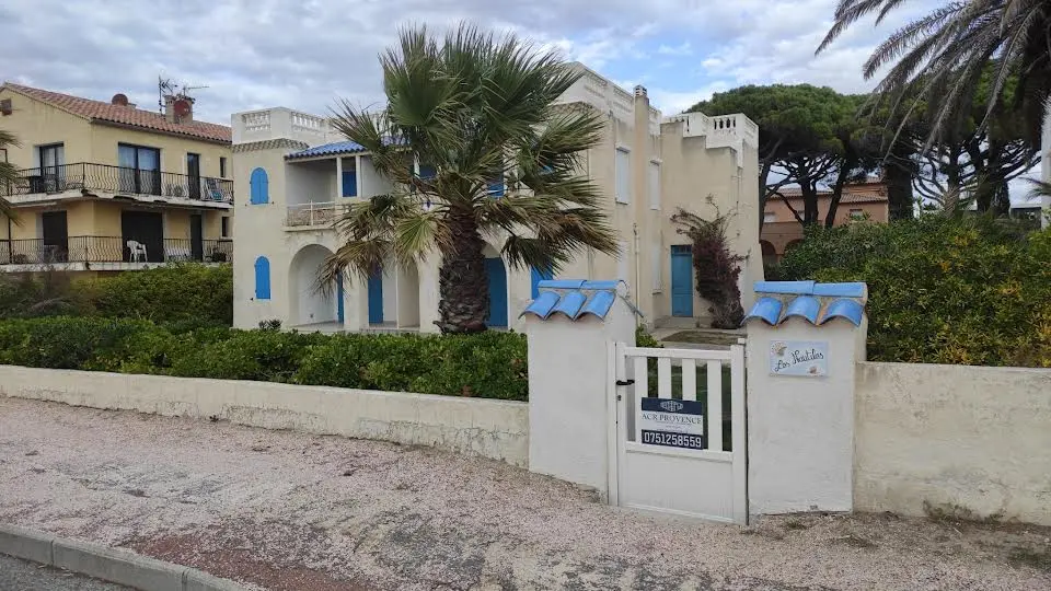 Application de la sous-couche fixatrice sur le bâti ancien