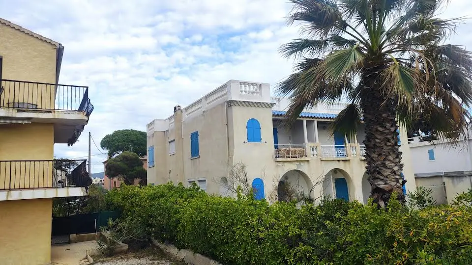 Étape de peinture des créneaux en bleu