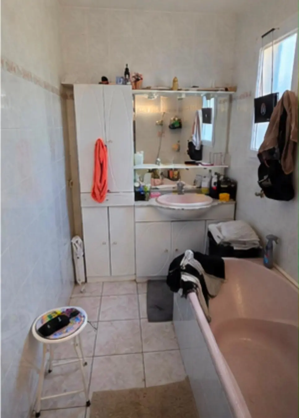 L'ancienne salle de bain avant les travaux avec baignoire rose