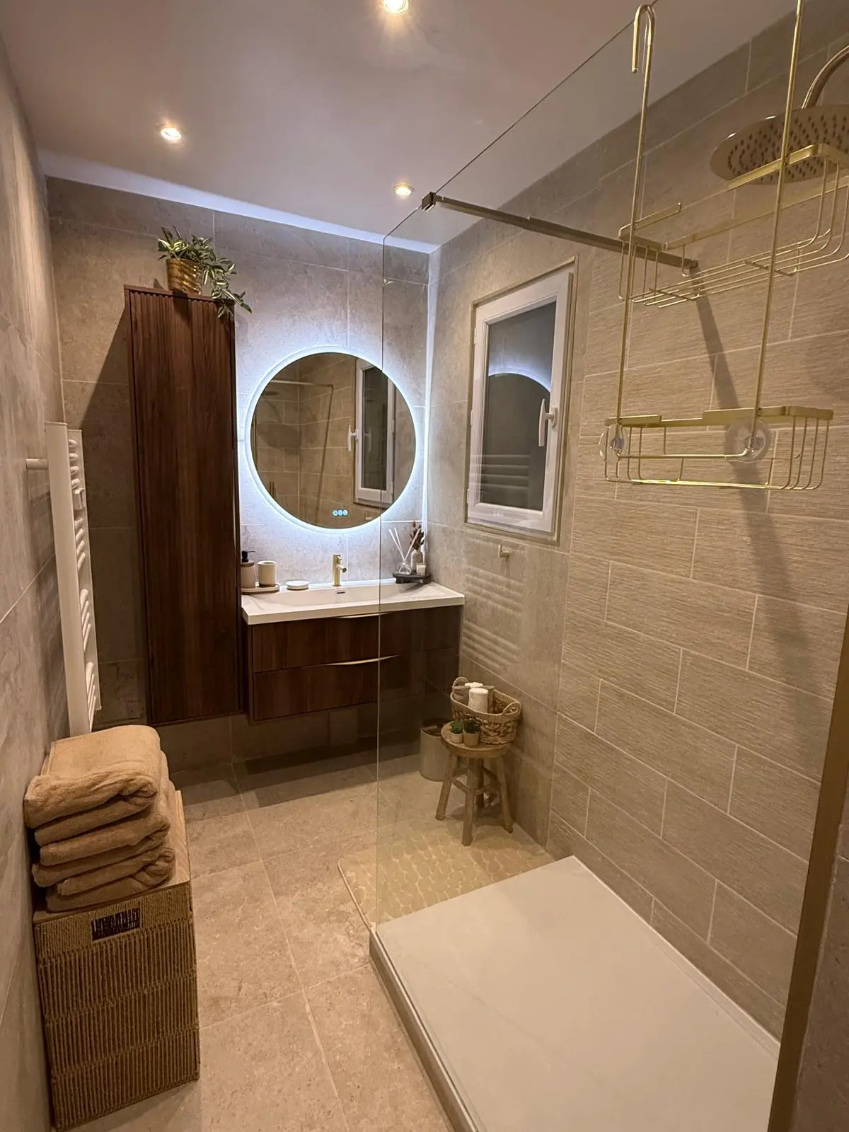 Rendu final de la salle de bain rénovée avec douche à l'italienne à Marseille