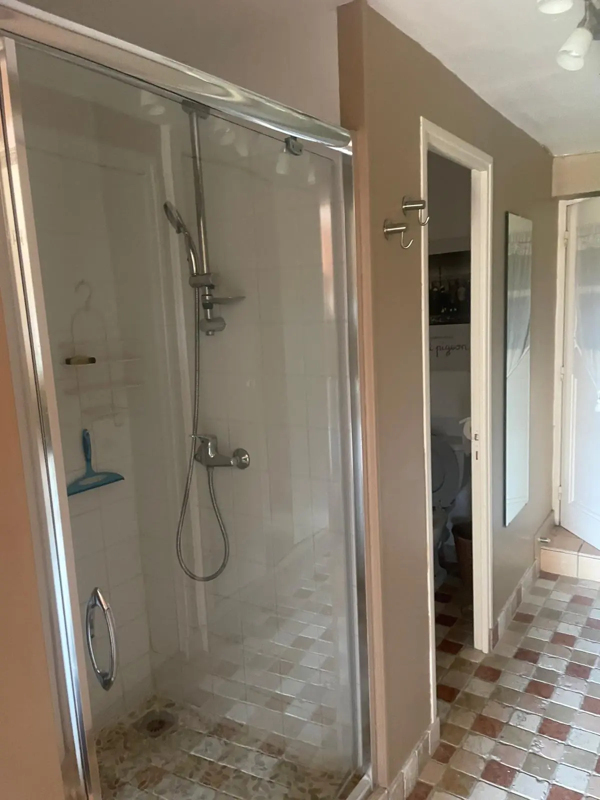 Avant rénovation — cabine de douche à portes coulissantes et sol en tomettes, salle de bain en Provence
