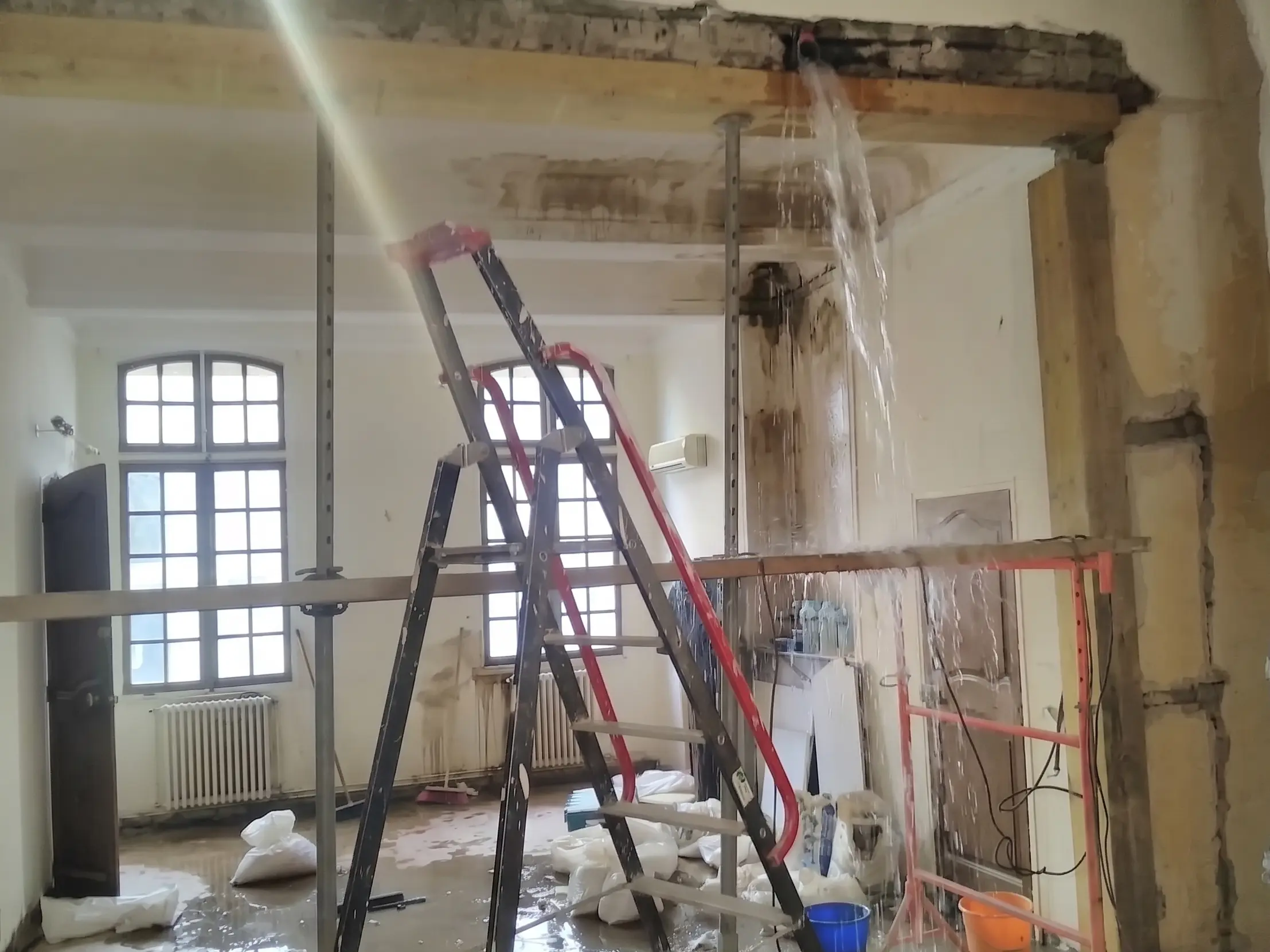 Sols et murs restaurés après un important dégât des eaux à Manosque