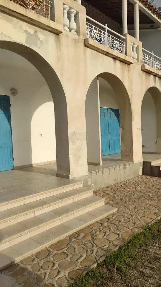 Façade entièrement reprise suite à des fissures et intempéries