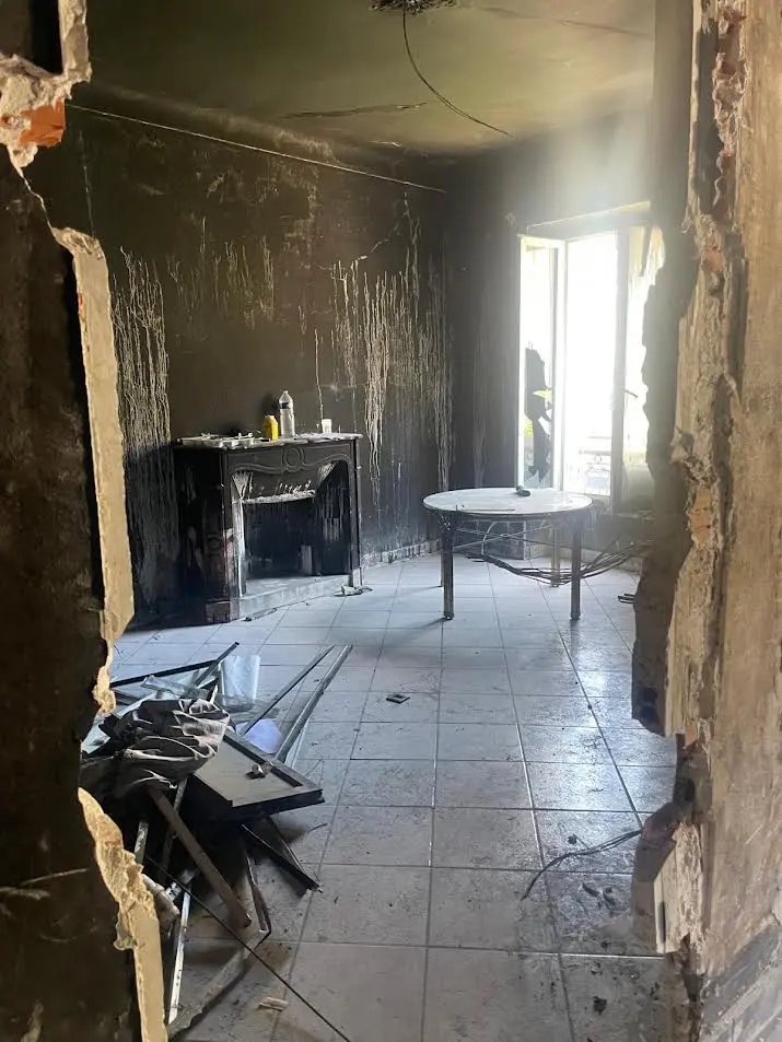 Pièce de vie lumineuse après effacement total des traces d'incendie