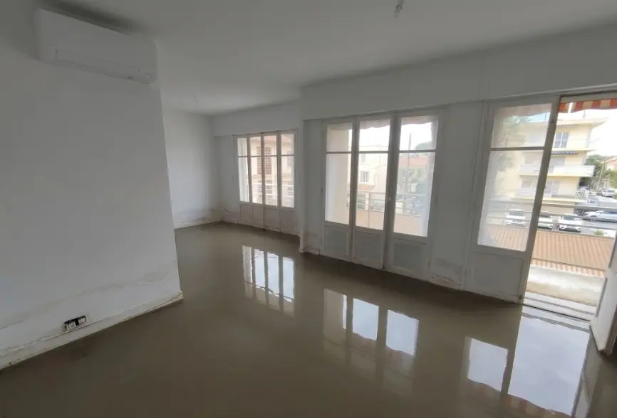 État d'un intérieur fortement endommagé juste après une inondation