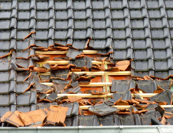 Couverture refaite à neuf après une violente tempête